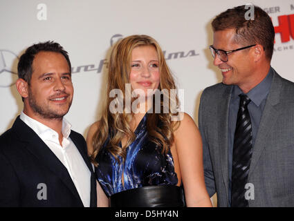 Schauspieler Moritz Bleibtreu (L), Til Schweiger und Tochter Luna Schweiger posieren auf dem roten Teppich bei der Premiere von Schweiger Film "Schutzengel" (Bewohnerin) in Berlin, Deutschland, 18. September 2012. Der Film beginnt in den deutschen Kinos am 27. September 2012 zeigt. Foto: Britta Pedersen Stockfoto