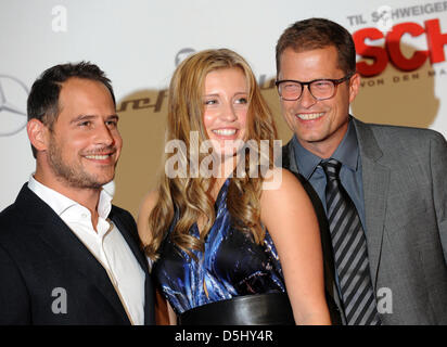 Schauspieler Moritz Bleibtreu (L), Til Schweiger und Tochter Luna Schweiger posieren auf dem roten Teppich bei der Premiere von Schweiger Film "Schutzengel" (Bewohnerin) in Berlin, Deutschland, 18. September 2012. Der Film beginnt in den deutschen Kinos am 27. September 2012 zeigt. Foto: Britta Pedersen Stockfoto