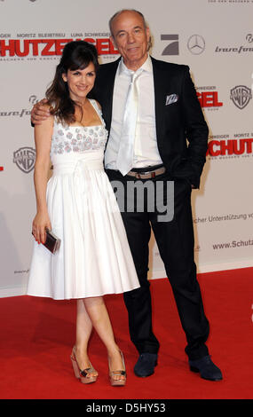 Schauspieler Heiner Lauterbach und seine Frau Viktoria posieren auf dem roten Teppich bei der Premiere des Films "Schutzengel" (Bewohnerin) in Berlin, Deutschland, 18. September 2012. Der Film beginnt in den deutschen Kinos am 27. September 2012 zeigt. Foto: Britta Pedersen Stockfoto