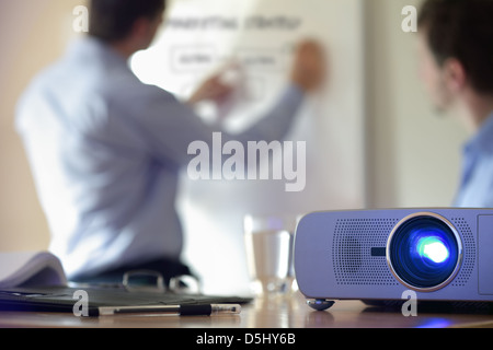 Präsentation mit LCD-Projektor Stockfoto