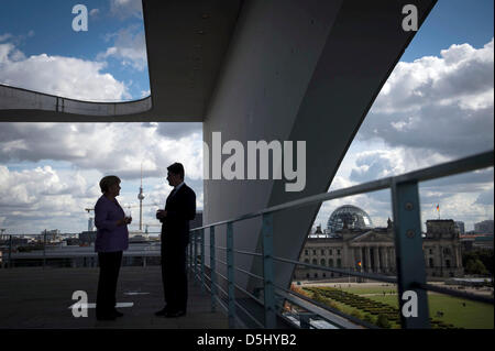 HANDOUT - zeigt ein Handout Bild von der deutschen Regierung neben dem kroatischen Premierminister Zoran Milanovic Bundeskanzlerin Angela Merkel (CDU, L) steht auf der Dachterrasse des Bundeskanzleramtes zu Beginn ihres Treffens in Berlin, Deutschland, 19. September 2012. Foto: Deutsche Regierung/GUIDO BERGMANN Stockfoto