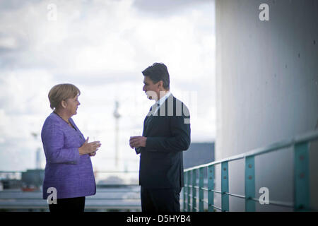 HANDOUT - zeigt ein Handout Bild von der deutschen Regierung neben dem kroatischen Premierminister Zoran Milanovic Bundeskanzlerin Angela Merkel (CDU, L) steht auf der Dachterrasse des Bundeskanzleramtes zu Beginn ihres Treffens in Berlin, Deutschland, 19. September 2012. Foto: Deutsche Regierung/GUIDO BERGMANN Stockfoto