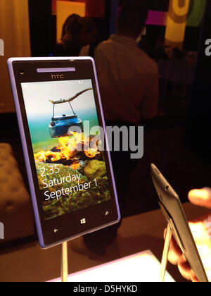 HTC präsentiert neue Smartphones mit dem neuen Microsoft-Betriebssystem Windows Phone 8 in New York, USA, 19. September 2012. Foto: Daniel Schnettler Stockfoto