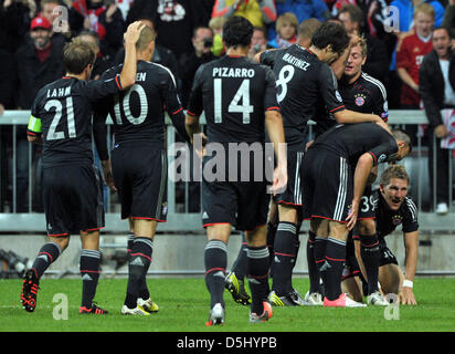 Munichs Bastian Schweinsteiger (R) feiert mit seinen Teamkollegen nach seinem Tor zum 1: 0 in der UEFA Champions League-Gruppe F-Fußballspiel zwischen Bayern München und Valencia CF bei der Fußball Arena München in München, 19. September 2012. Foto: Peter Kneffel/Dpa +++(c) Dpa - Bildfunk +++ Stockfoto