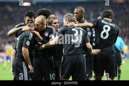 Münchens Spieler Franck Ribéry (l-R), Arjen Robben, Philipp Lahm, Bastian Schweinsteiger, Jérôme Boateng und Javier Martinez feiern Schweinsteigers Ziel während der UEFA Champions League-Gruppe F-Fußball Spiel zwischen Bayern München und Valencia CF bei der Fußball Arena München in München, 19. September 2012. Foto: Tobias Hase/dpa Stockfoto