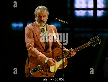 Ruben Block der belgischen Rock-Band, was Triggerfinger während der Medienpreis Goldene Henne (Goldene Henne) führt Preisverleihung am 19. September 2012 in Berlin statt. Foto: John Macdougall +++(c) Dpa - Bildfunk +++ Stockfoto