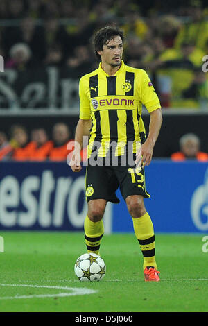 Der Dortmunder Mats Hummels steuert den Ball während des Champions League Spiels Borussia Dortmund gegen Ajax Amsterdam am Signal Iduna Park in Dortmund, Deutschland, 18. September 2012. Foto: Revierfoto Stockfoto