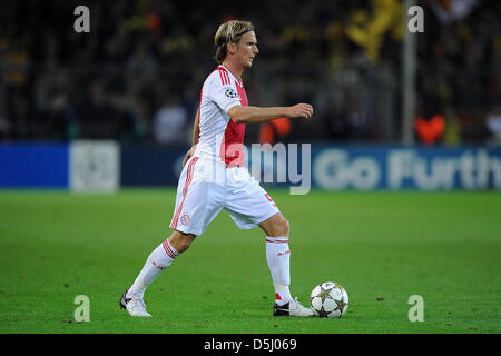 Amsterdams Christian Poulsen steuert den Ball während des Champions League Spiels Borussia Dortmund gegen Ajax Amsterdam am Signal Iduna Park in Dortmund, Deutschland, 18. September 2012. Foto: Revierfoto Stockfoto