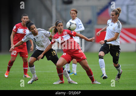 Deutschlands Celia Okoyino da Mbabi (L), der türkischen Busra Ahlatci (C) und Deutschlands Simone Laudehr (R) wetteifern um die Kugel während der Frauen Fußball freundlich Deutschland gegen Türkei am Schauinsland-Reisen-Arena in Duisburg, Deutschland, 19. September 2012. Foto: Revierfoto Stockfoto