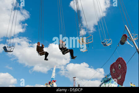 Münchner Oberbürgermeister Christian Ude (L) und Oktoberfest-Direktor Dieter Reiter nehmen Sie eine Fahrt auf einer fliegenden Schaukel während einer Tour des Oktoberfestes in München, Deutschland, 20. September 2012. Weltgrößte Messe th läuft vom 22. September bis 7. Oktober 2012. Foto: PETER KNEFFEL Stockfoto