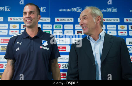 Der neue Manager des Fußball-Bundesligisten 1899 Hoffenheim, Andreas Mueller (R) und Hoffenheim Trainer Markus Babbel kommen für eine Pressekonferenz im Trainingszentrum des Vereins in Zuzenhausen, Deutschland, 20. September 2012. Foto: UWE ANSPACH Stockfoto