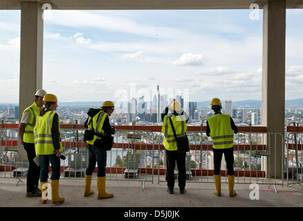 Fotografen wetteifern um den besten Blick auf Frankfurts Skyline im 38. Stock auf der Baustelle der Europäischen Zentralbank (EZB) in Frankfurt Main, Deutschland, 20. September 2012. Die neue Zentrale der EZB soll um die EZB ab 2014 zu beherbergen. Das Richtfest endete offiziell das vertikale Wachstum des neuen Hauptsitzes. Foto: BORIS ROESSLER Stockfoto