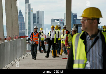 Fotografen suchen Sie nach den besten Blick auf Frankfurts Skyline im 38. Stock auf der Baustelle der Europäischen Zentralbank (EZB) in Frankfurt Main, Deutschland, 20. September 2012. Die neue Zentrale der EZB soll um die EZB ab 2014 zu beherbergen. Das Richtfest endete offiziell das vertikale Wachstum des neuen Hauptsitzes. Foto: BORIS ROESSLER Stockfoto