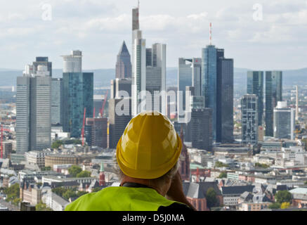 Ein Fotograf hat einen fantastischen Blick auf die Frankfurter Skyline im 38. Stock auf der Baustelle der Europäischen Zentralbank (EZB) in Frankfurt Main, Deutschland, 20. September 2012. Die neue Zentrale der EZB soll um die EZB ab 2014 zu beherbergen. Das Richtfest endete offiziell das vertikale Wachstum des neuen Hauptsitzes. Foto: BORIS ROESSLER Stockfoto