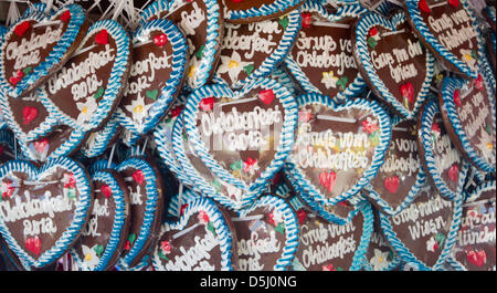 Lebkuchenherzen werden zu einem süßen Stand auf dem Gelände das Oktoberfest in München, Deutschland, 20. September 2012 verkauft. Die größte Messe der Welt statt findet vom 22. September bis 7. Oktober 2012. Foto: Peter Kneffel Stockfoto