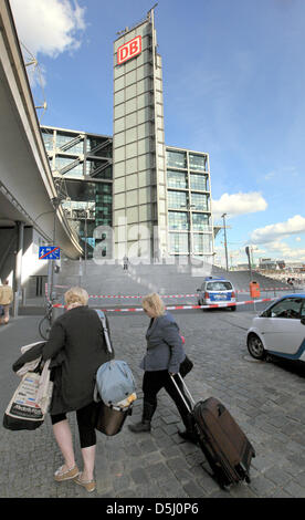 Reisenden machen einen Umweg um Blockaden, da Polizisten aus den südlichen Eingang zum zentralen Bahnhof in Berlin, Deutschland, 20. September 2012 geschlossen haben. Ein verlassene Koffer in der Nähe des Hauptbahnhofs verursacht eine groß angelegte Polizei Betrieb-ein Polizei-Sprecher sagte, dass ein Hotel evakuiert worden waren. Zugverbindungen waren gestört. Foto: Wolfgang Kumm Stockfoto