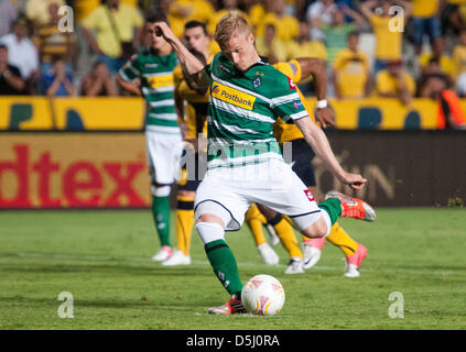 Oscar Wendt von Mönchengladbach tritt eine Strafe während der UEFA Europa League-Gruppe C-Fußballspiel AEL Limassol vs. Borussia Mönchengladbach an der GSP-Stadion in Nikosia, Zypern, 20. September 2012. Foto: Maurizio Gambarini Dpa +++(c) Dpa - Bildfunk +++ Stockfoto