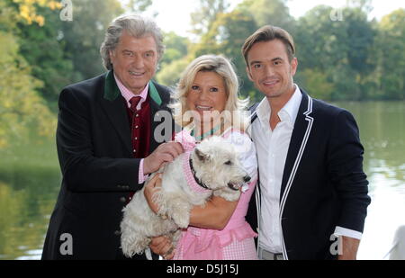 Michael (l-R) Und Marianne Hartl Mit Dachmarke Hund Winnie Auf Dem Arm Vom Schlagerduo Marianne Und Michael Und der Sänger Und Entertainer Florian Silbereisen Stehen bin 21.09.2012 in München (Bayern) Bei Einem Pressetermin Zusammen. Von Februar Bis Mai 2013 Präsentieren Mehrere Schlagensänger Auf der Tournee "Frühlingsfest der Volksmusik" in Deutschland, Österreich Und der Schweiz ihr Stockfoto