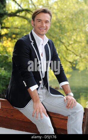 Der Sänger Und Entertainer Florian Silbereisen Sitzt bin 21.09.2012 in München (Bayern) Bei Einem Pressetermin Auf Einem Boot. Von Februar Bis Mai 2013 Präsentieren Mehrere Schlagensänger Auf der Hits Tournee "Frühlingsfest der Volksmusik" in Deutschland, Österreich Und der Schweiz Ihre edierte. Foto: Tobias Hase/dpa Stockfoto