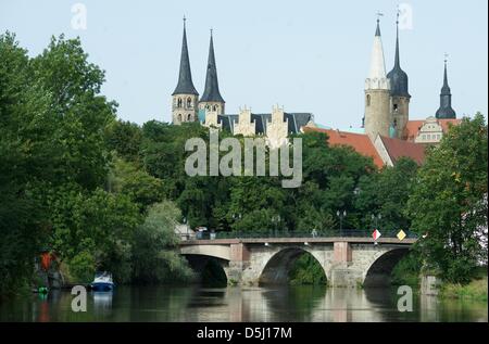 Die Kathedrale (L) und Palace sind oberhalb der Saale in Merseburg, Deutschland, 21. September 2012 abgebildet. 42. Tag der Organe in Merseburg statt findet am 23. September mit über 26 Konzerte. Foto: Peter Endig Stockfoto