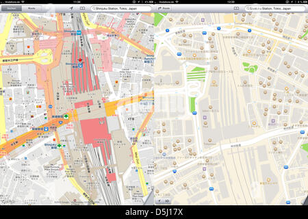 (COMBO) Ein zusammengesetztes Foto zeigt zwei Screenshots von Karten der Gegend um den Bahnhof Shinjuku in Tokio auf ein iPhone in Berlin, Deutschland, 21. September 2012. Auf der linken Seite ist die Google Maps-Version, auf der rechten Seite ist das neue Apple-Karten-Service. Apple hat mit der Einführung des neuen iPhone 5 Google Maps mit ihrem eigenen Service ersetzt. Fehler und fehlende Details sind ärgerlich viele verwenden Stockfoto