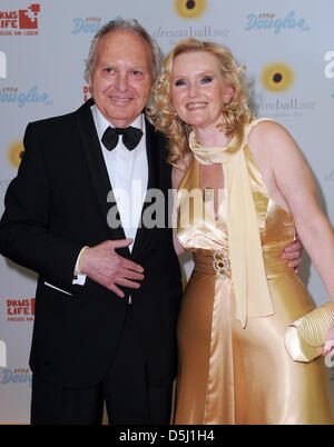 Witwe von Knef Paul von Schell und seine Frau Gabriele Runge kommen bei der "Dreamball 2012" in Berlin, Deutschland, 21. September 2012. Das diesjährige Charity-Ball statt findet unter dem Motto "Du bist schön". Foto: Britta Pedersen Stockfoto