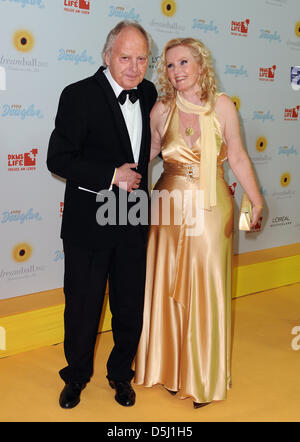 Witwe von Knef Paul von Schell und seine Frau Gabriele Runge kommen bei der "Dreamball 2012" in Berlin, Deutschland, 21. September 2012. Das diesjährige Charity-Ball statt findet unter dem Motto "Du bist schön". Foto: Britta Pedersen Stockfoto