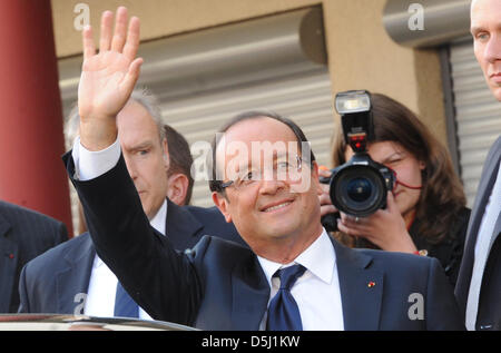 Französische Präsident Francois Hollande beim Verlassen einer Gaststätte am Tag des Ereignisses, des 50. Jahrestags der berühmte Rede an die Jugend von ehemaligen französischen Präsidenten de Gaulle vor dem Schloss Ludwigsburg in Asperg, Deutschland, 22. September 2012. Foto: Franziska Kraufmann Stockfoto