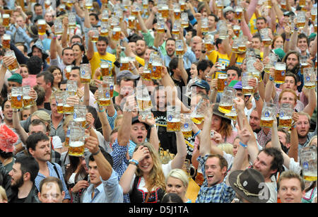 Menschen Sie Toast im Hofbraeu Zelt bei der Eröffnung des Oktoberfestes in München, 22. September 2012. Größte Volksfest der Welt findet vom 22. September bis 07 Oktober dieses Jahres. Foto: Andreas Gebert Stockfoto