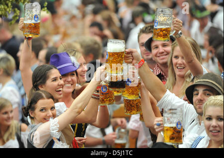 Menschen Sie Toast im Hofbraeu Zelt bei der Eröffnung des Oktoberfestes in München, 22. September 2012. Größte Volksfest der Welt findet vom 22. September bis 07 Oktober dieses Jahres. Foto: Andreas Gebert Stockfoto