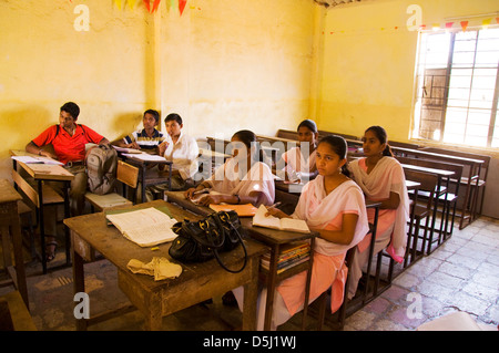 Schülerinnen und Schüler in gemischten Klasse in der Schule in Asde Dorf Mulshi Tal Paud Maharashtra, Indien Stockfoto