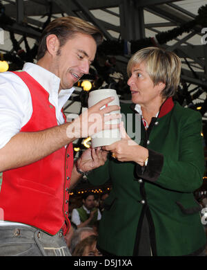 Volksmusik-Sängerin, die Florian Silbereisen und Gloria, Prinzessin von Thurn und Taxis während der Tag der Eröffnung des Oktoberfest in München feiern 22. September 2012.The weltweit größten Volksfest findet statt vom 22. September bis 07 Oktober dieses Jahr. Foto: Ursula Düren Stockfoto