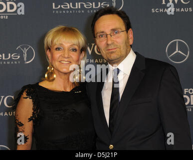 Im Ruhestand Skirennläufer Christa Kinshofer und ihr Ehemann Erich Rimbeck kommen auf der Charity-Gala für die Laureus Sport für gutes Wochenende in die Kleine Olympiahalle in München, Deutschland, 21. September 2012. Spenden gehen an die Laureus Sports für Good Foundation Deutschland. Foto: Ursula Düren Stockfoto