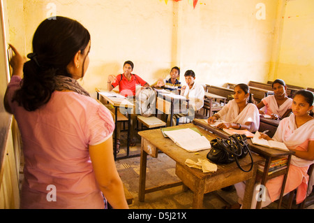 Unterricht in der Schule in Asde Dorf Mulshi Tal Paud Maharashtra, Indien Stockfoto
