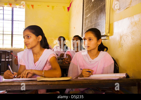 Indische Mädchen in der Schule in Asde Dorf Mulshi Tal Paud Maharashtra, Indien Stockfoto