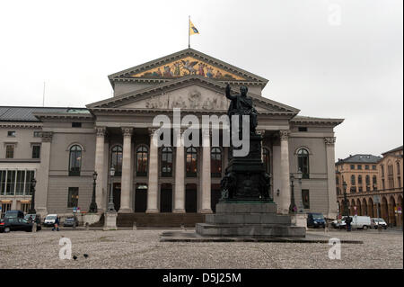 Die Bayerische Staatsoper ist in München, Deutschland, 12. November 2012 abgebildet. Die Reiter-Denkmal von Bayerns erster König, Max I. Joseph, befindet sich in der Mitte des Platzes. Foto: Peter Kneffel Stockfoto