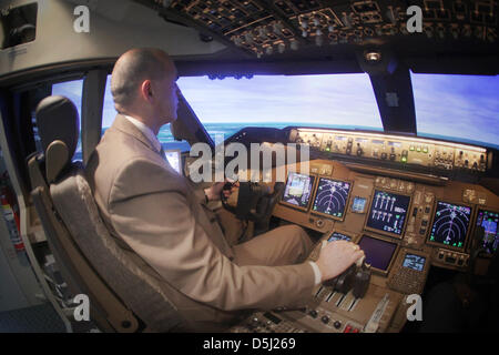 Pilot Peter Heidler ist abgebildet in der neuen Boeing 747-8 Flight Simulator im Lufthansa Flight Training Center in Frankfurt am Main, Deutschland, 12. November 2012. Lufthansa präsentiert den neuen Simulator für die Boeing 747-8, größte Flugzeug der Lufthansa-Piloten. Foto: FREDRIK VON ERICHSEN Stockfoto