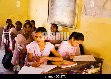 Indische Mädchen in der Schule in Asde Dorf Mulshi Tal Paud Maharashtra, Indien Stockfoto