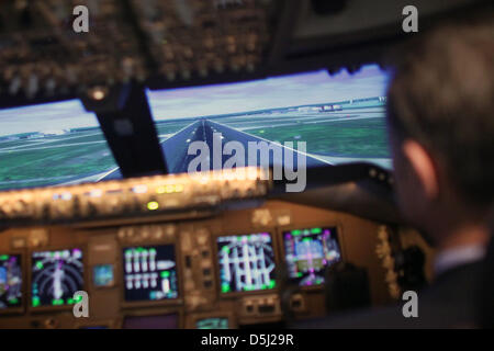 Pilot Thomas Moews ist in der neuen Boeing 747-8 Flight Simulator im Lufthansa Flight Training Center in Frankfurt am Main, Deutschland, 12. November 2012 abgebildet. Lufthansa präsentiert den neuen Simulator für die Boeing 747-8, größte Flugzeug der Lufthansa-Piloten. Foto: FREDRIK VON ERICHSEN Stockfoto