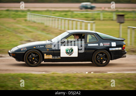 Einen Porsche 924 S wird als Teil der ersten "Berlin-Revival" Herbst Oldtimer-Rallye auf der Trabrennbahn Mariendorf in Berlin, Deutschland, 10. November 2012 abgebildet. Über 50 Oldtimer-Rennen für Bestzeiten. Foto: Robert Schlesinger Stockfoto