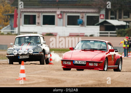 Ein Itroen DS 21 und eine Porsche 930 Turbo (r) sind im Rahmen der ersten "Berlin-Revival" Herbst Oldtimer-Rallye auf der Trabrennbahn Mariendorf in Berlin, Deutschland, 10. November 2012 abgebildet. Über 50 Oldtimer-Rennen für Bestzeiten. Foto: Robert Schlesinger Stockfoto