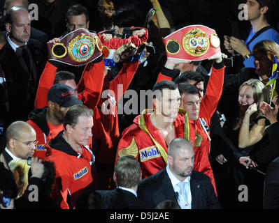 Ukrainischen IBF, WBO, WBA und IBO-Schwergewichts-Boxweltmeister Vladimir Klitschko (m) betritt die Arena vor seinem Kampf gegen seinen polnischen Herausforderer Wach in Hamburg, Deutschland, 10. November 2012. Foto: ANGELIKA WARMUTH Stockfoto