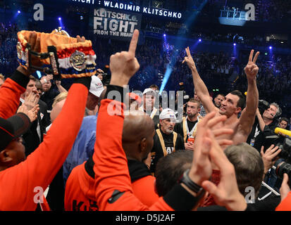 Ehemalige und aktuelle ukrainischen IBF, WBO, WBA und IBO-Schwergewichts-Boxen Welt Champion Vladimir Klitschko (r) jubelt nach seinem Kampf gegen seinen polnischen Herausforderer Wach in Hamburg, Deutschland, 10. November 2012. Foto: ANGELIKA WARMUTH Stockfoto