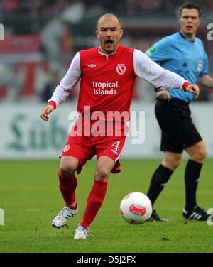 Energie Ivica Banovic spielt den Ball während des deutschen 2. Bundesliga-match zwischen FC Energie Cottbus und SG Dynamo Dresden am Stadion der Freundschaft in Cottbus, Deutschland, 11. November 2012. Foto: Thomas Eisenhuth Stockfoto