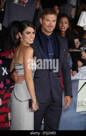 Schauspieler Nikki Reed (l) und Kellan Lutz kommen bei der Weltpremiere von "The Twilight Saga: Breaking Dawn - Teil 2: im Nokia Theatre L.A. Live in Los Angeles, USA, am 12. November 2012. Foto: Hubert Boesl Stockfoto