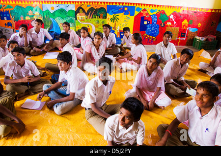 Gemischte Schülerinnen und Schüler in der Schule in Asde Dorf Mulshi Tal Paud Maharashtra, Indien Stockfoto