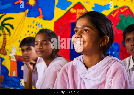 Gemischte Schülerinnen und Schüler in der Schule in Asde Dorf Mulshi Tal Paud Maharashtra, Indien Stockfoto