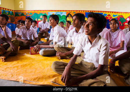 Gemischte Schülerinnen und Schüler in der Schule in Asde Dorf Mulshi Tal Paud Maharashtra, Indien Stockfoto