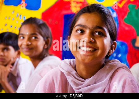 Gemischte Schülerinnen und Schüler in der Schule in Asde Dorf Mulshi Tal Paud Maharashtra, Indien Stockfoto