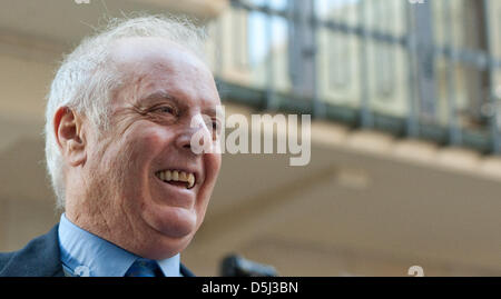 Dirigent und Pianist Daniel Barenboim steht auf der Baustelle der Staatsoper und dem zukünftigen Music Center des West-Eastern Divan Orchestra in Berlin, Deutschland, 13. November 2012. Die Pläne für die neue Musik-Akademie wurden auf einer Pressekonferenz danach diskutiert. Foto: ROBERT SCHLESINGER Stockfoto